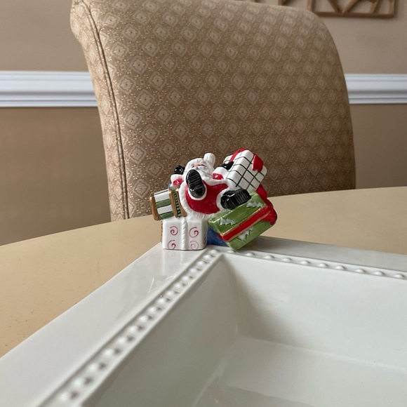 Santa With Stack of Gifts Platter Decoration 🎁 - Picture 1 of 5